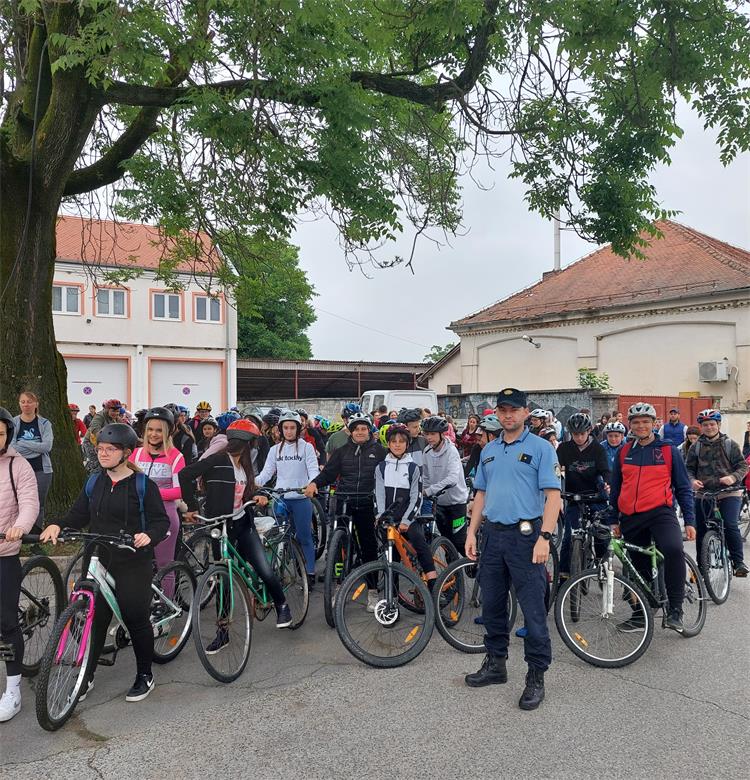 Slika /PU_KK/Vijesti/2022/06/pratnja biciklista i pješaka (1).jpg